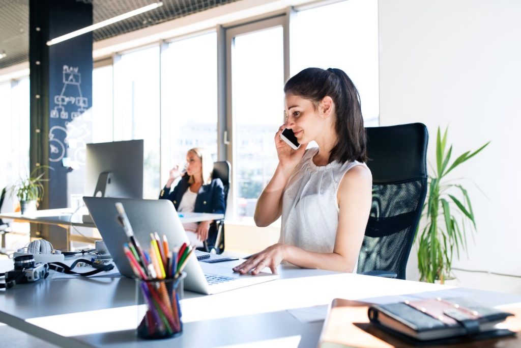two-business-woman-in-the-working-office