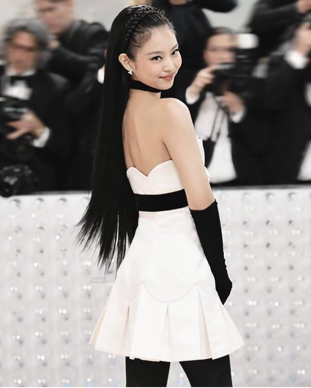 Jennie Kim wearing a classic black & white Chanel dress during Paris Fashion Week.