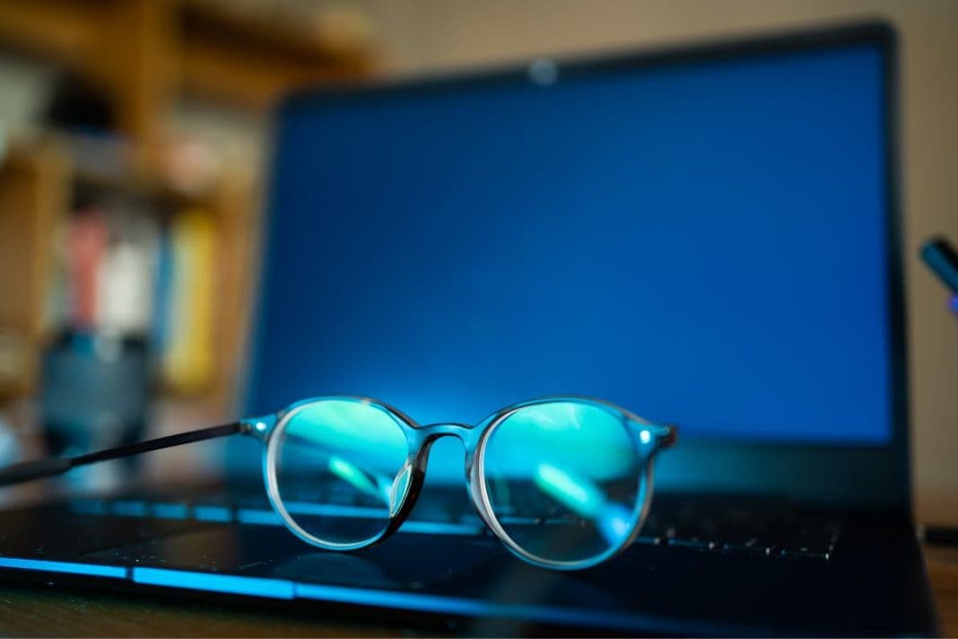 eyeglasses-with-blue-light-filter-can-protect-your-eyes-from-screens